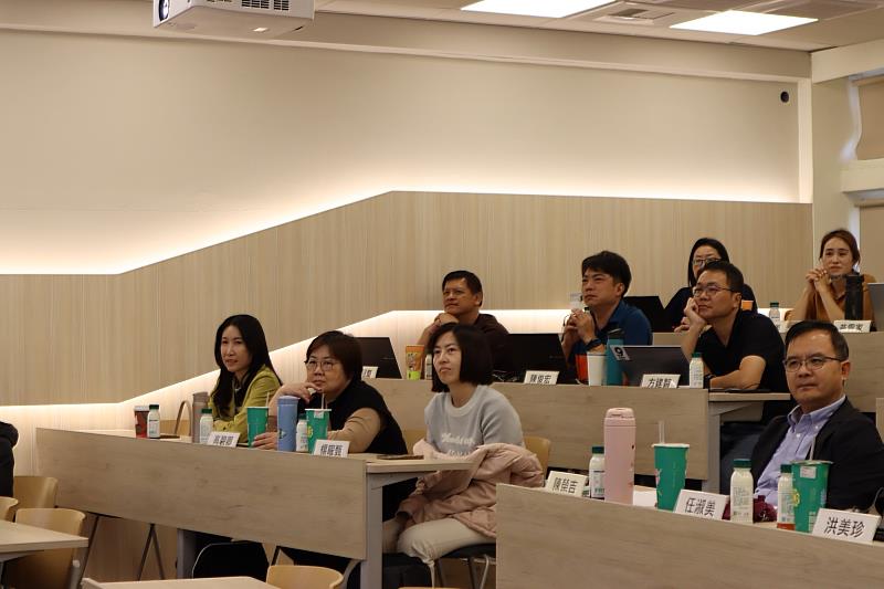 南大EMBA課堂實景,學生透過案例討論理解企業策略與品牌經營。