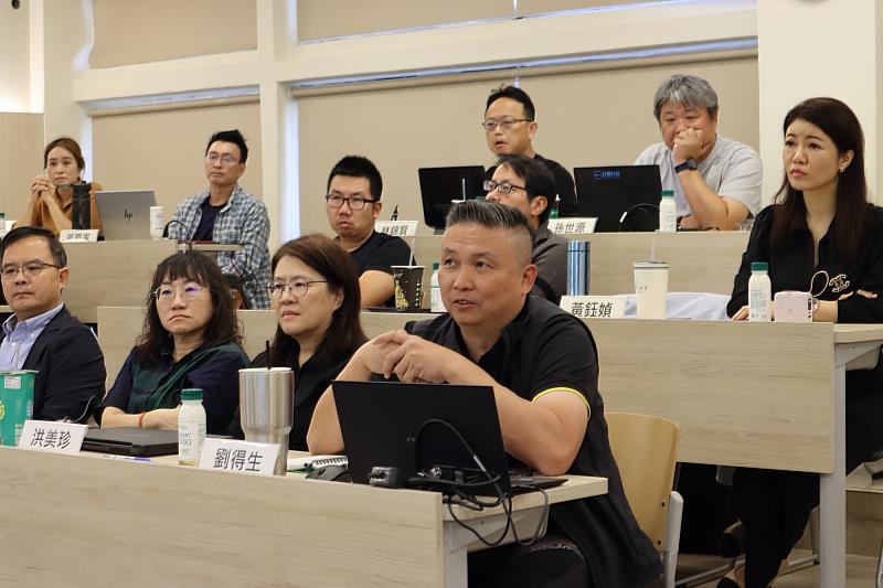 南大EMBA同學專注投入策略管理課程,透過實務案例深化學習。