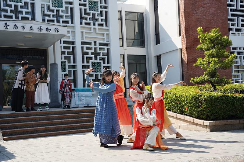 南大戲劇系《傳藝轉生術》演出畫面，融合戲劇、音樂與空間調度。