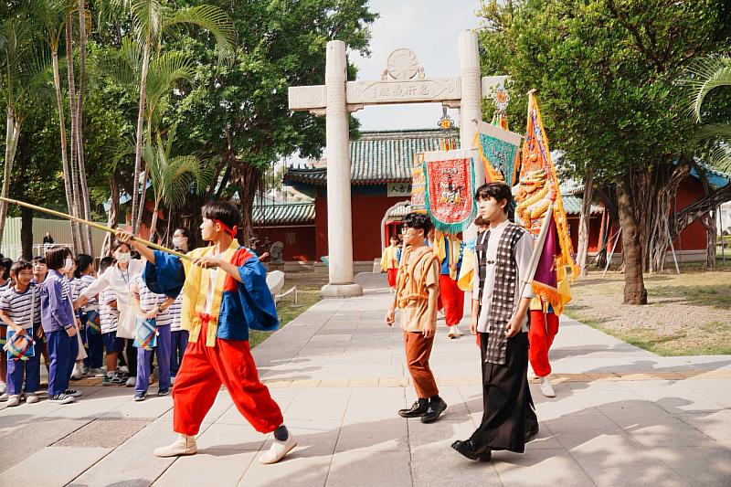 南大戲劇系學生在博物館空間中進行行走式演出，展現博物館劇場特色。