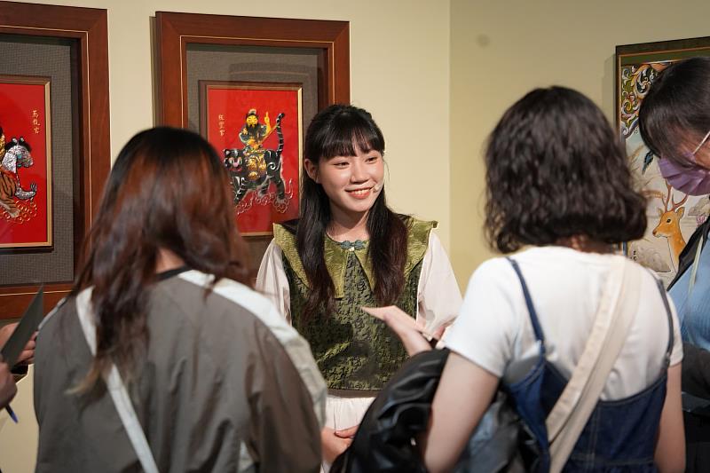 南大戲劇系於演出中安排觀眾互動，邀請民眾實際體驗傳統工藝操作。