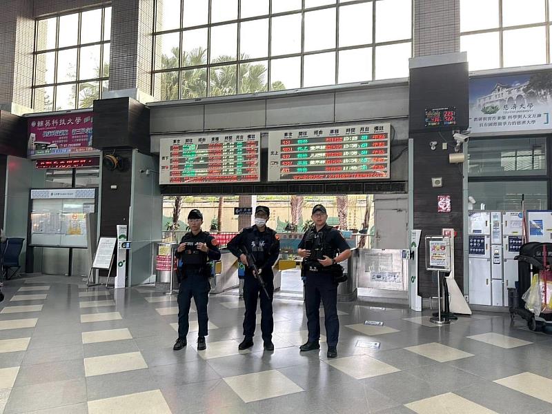 臺東縣警察局強化轄內各大型交通運輸場站及跨年晚會等人潮聚集場所安全，全力守護縣民安全。