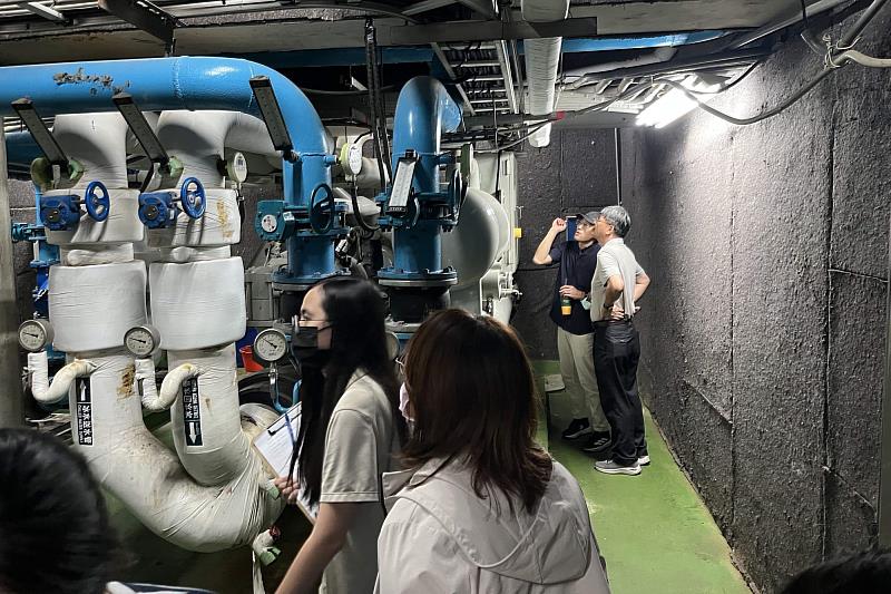 南大總務處環安組進行空調設備現勘，確保圖書館通風與換氣效能符合規範。