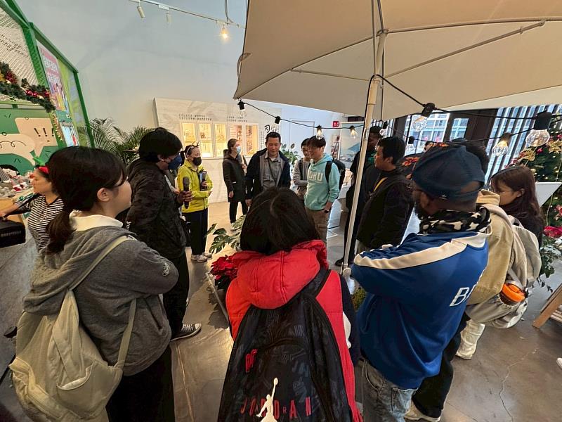 參訪行程中，學生透過導覽解說瞭解水泥於藝術與文化領域的創新應用，體現產業跨足人文與永續發展的多元面向。