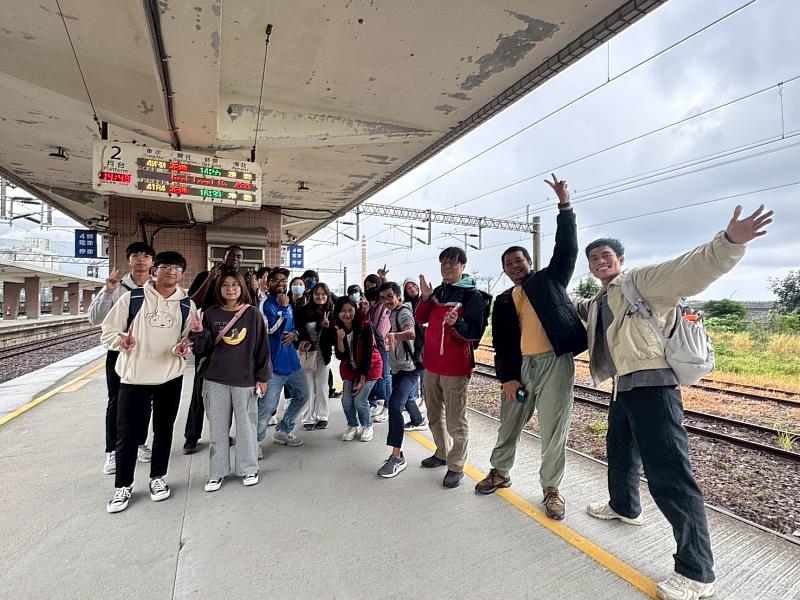 企業參訪活動結束後，東華大學學生於返程途中合影留念。