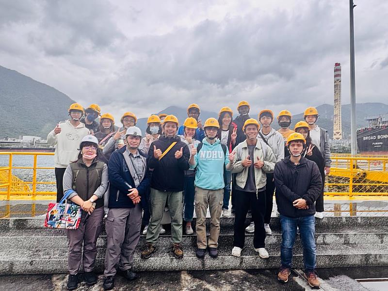 東華大學學生於企業參訪活動中,於專業工程師導覽下實地參訪台泥集團和平港。