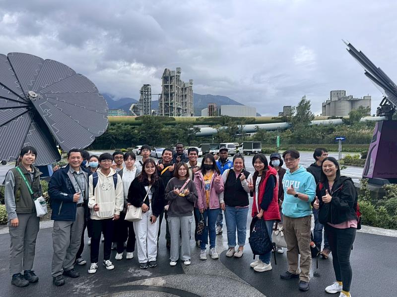 透過太陽能板將太陽光轉換為電能並儲存於儲能系統中，所產生的綠色電力可進一步應用於電動車充電，展現再生能源與智慧能源管理的實際應用。