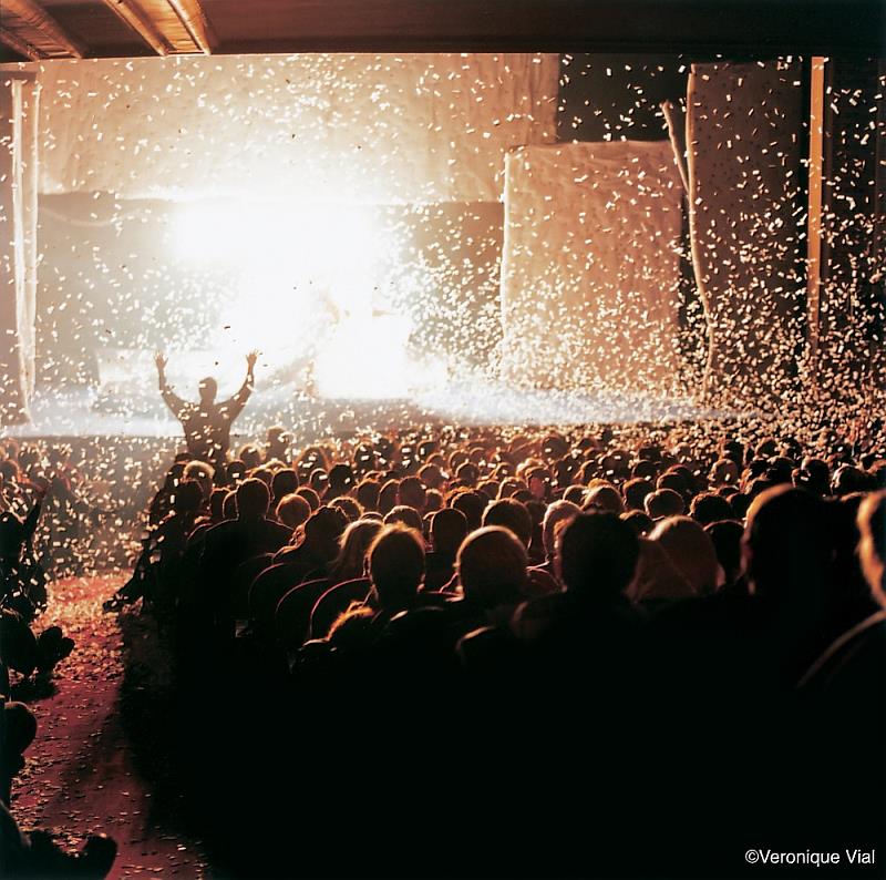 顛覆觀劇體驗的舞台特效與互動橋段消弭觀眾與舞台之間的界線，讓眾人沉浸在斯拉法的魔法世界中。圖 / 聯合數位文創提供