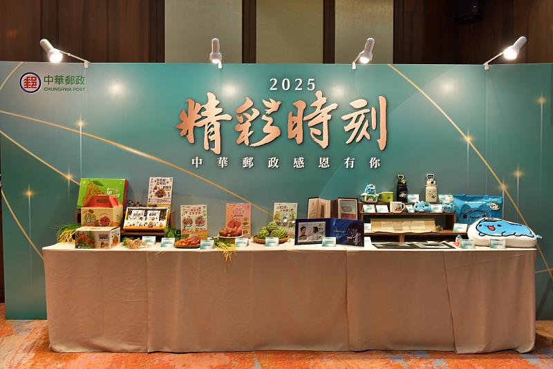 中華郵政公司精彩時刻形象牆，展示114年熱銷集郵票（商）品以及小農年節水果禮盒。/中華郵政提供