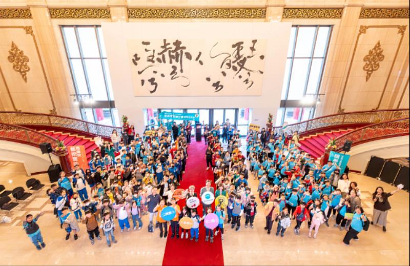 玉山文教基金會攜手國家兩廳院舉辦《冬日舞步》聖誕音樂會，玉山銀行資深協理陳勸仁（後排左3）與國家兩廳院藝術總監劉怡汝（後排右3）共同合影。