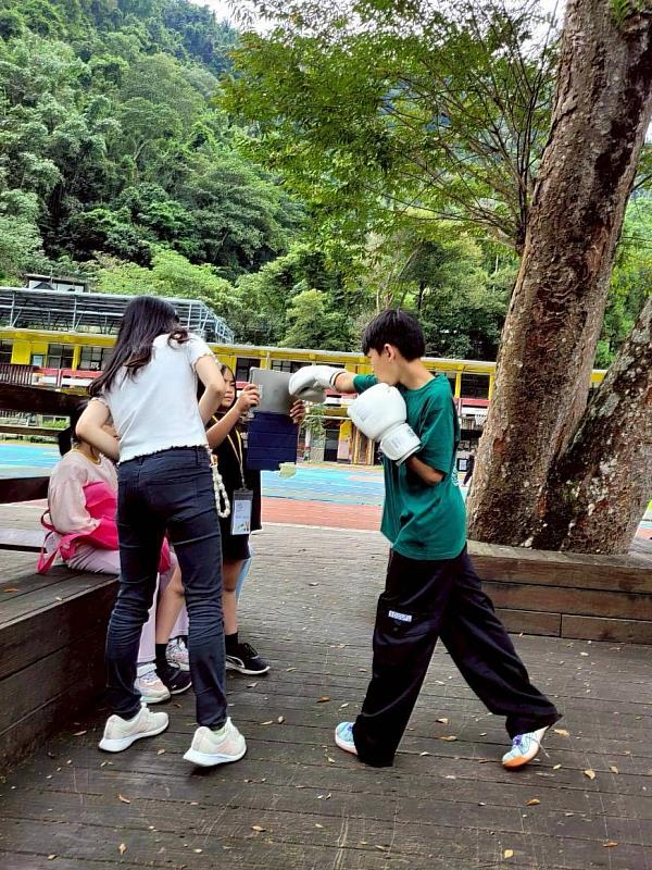 新竹桃山國小夢想成為拳擊國手的小學五年級哥哥,在國小三年級妹妹掌鏡的鏡頭下堅定奮力出拳,記錄下學童時期的夢想。