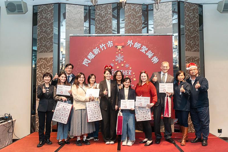 高虹安市長表揚教案設計優良外師。