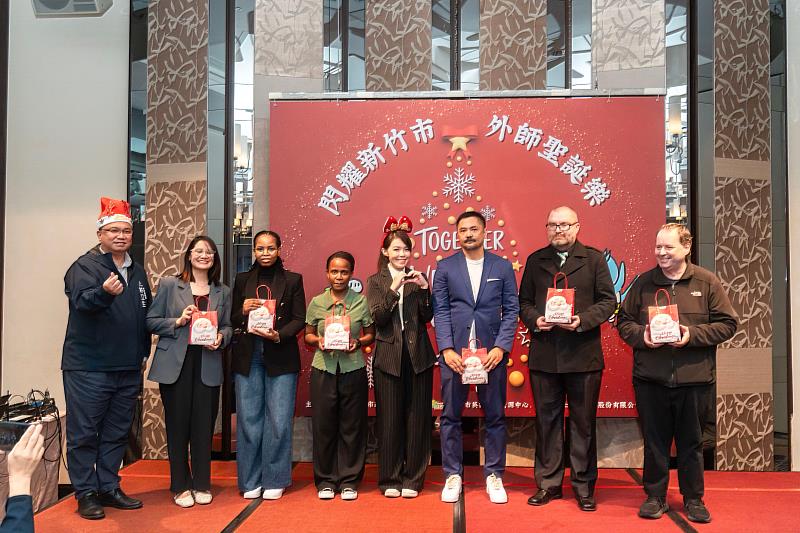市府精心準備祝福禮物送給外師。