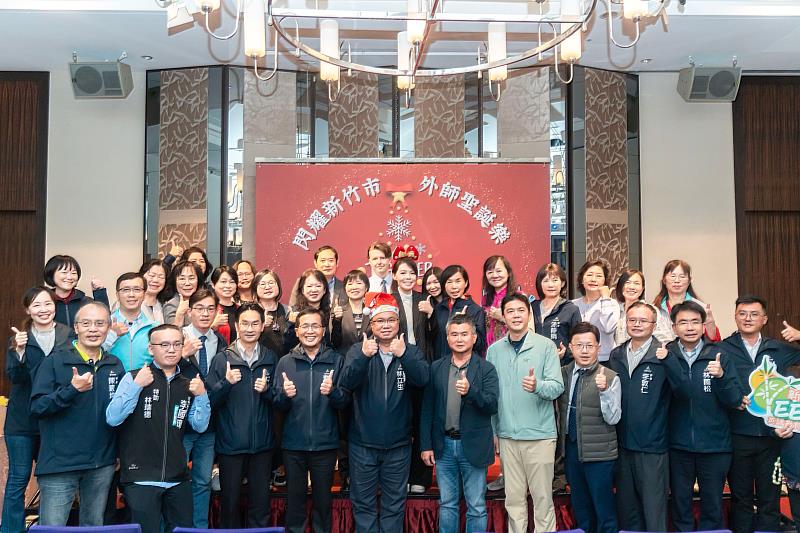 竹市外師聖誕節活動大合影。