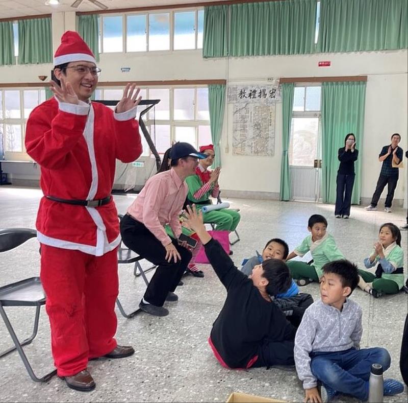 葡萄王聖誕老公公與東光國小學生互動。