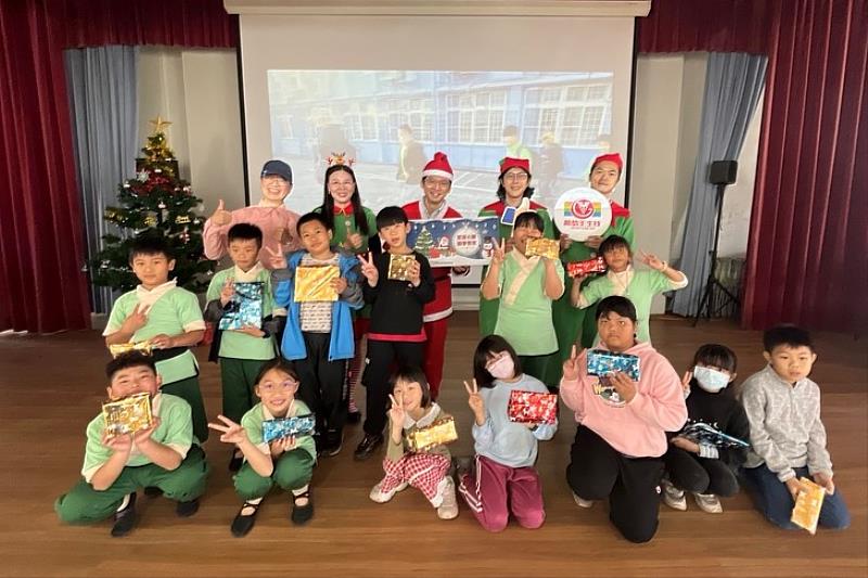 東光國小校長、同學與葡萄王聖誕心願圓夢團合影。
