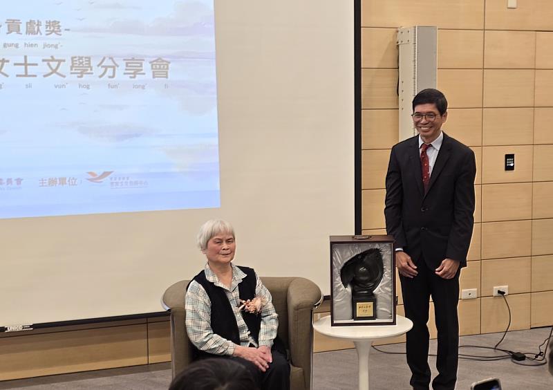 黃娟女士捐贈「國家文藝獎」獎章予客發中心。