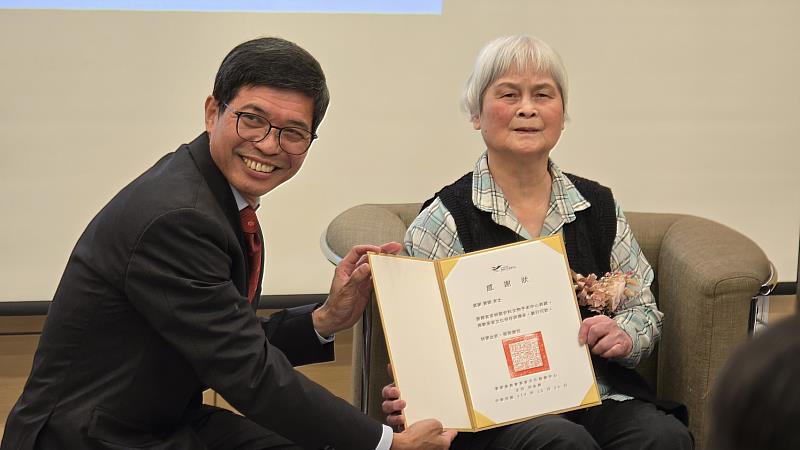 客發中心何金樑主任致贈捐贈感謝狀，感謝黃娟女士對文化保存之貢獻。