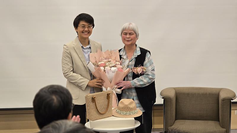 客委會古秀妃主委溫馨獻禮予黃娟女士。
