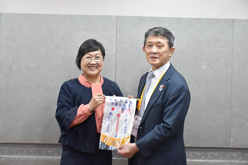 橫濱中華學院理事長暨團長羅鴻健致贈紀念品予徐佳青