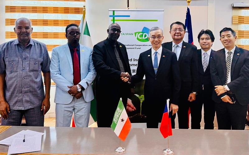 台灣駐索馬利蘭共和國代表處羅震華大使(右四)、索馬利蘭農業部耶瑟夫部長(左三)、國合會駐索馬利蘭技術團廖超烱團長(右三)、農業計畫黃凱煜技師(右二)與農業部官員及本處同仁在「索馬利蘭種子產業發展計畫」執行協議簽署儀式上合影。