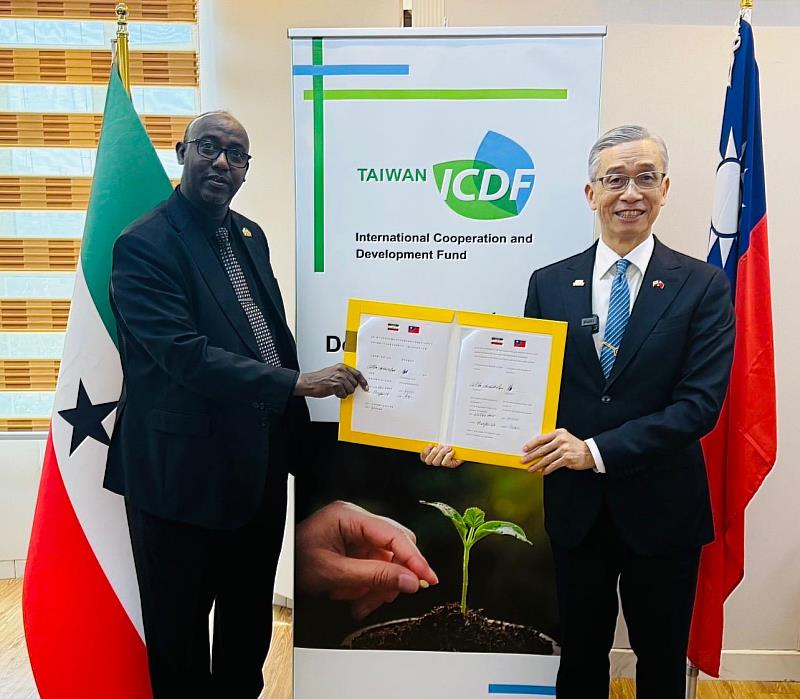 羅大使(右)與索馬利蘭農業部長耶瑟夫(左)手持新簽署之「索馬利蘭種子產業發展計畫」執行協議合影。