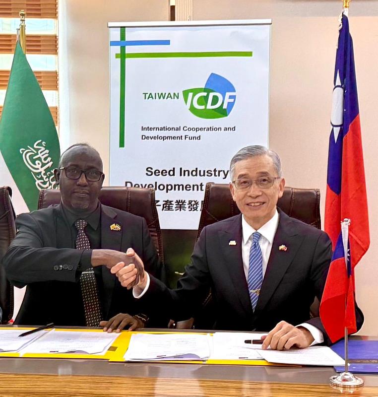 台灣駐索馬利蘭共和國代表處羅大使(右)與索馬利蘭農業發展部部長耶瑟夫(左)於「索馬利蘭種子產業發展計畫」執行協議簽署儀式握手合影。