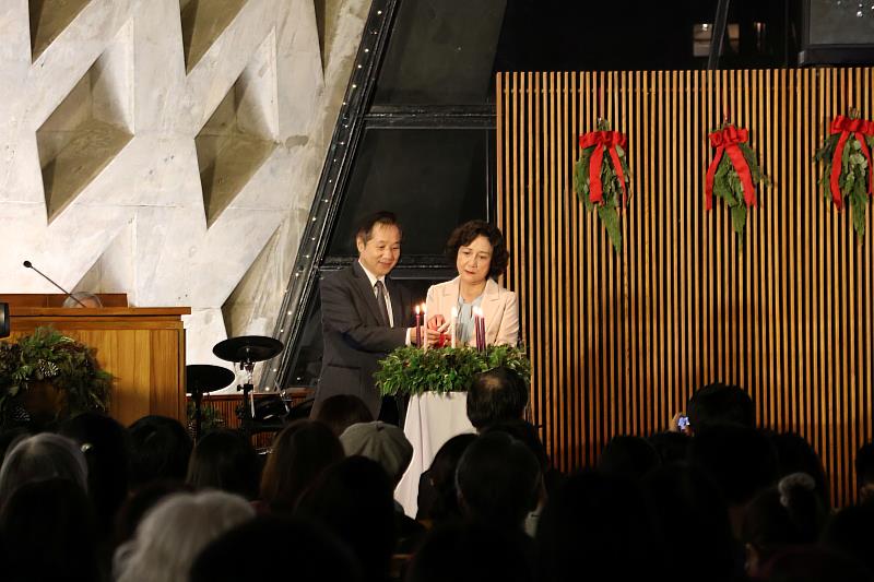 校長張國恩與夫人羅蕙蓮共同點亮第五根蠟燭，希望每一位走進東海的人，都能在耶穌基督誕生的日子裡，感受到安定與祝福，帶著平安與盼望迎向新的一年。