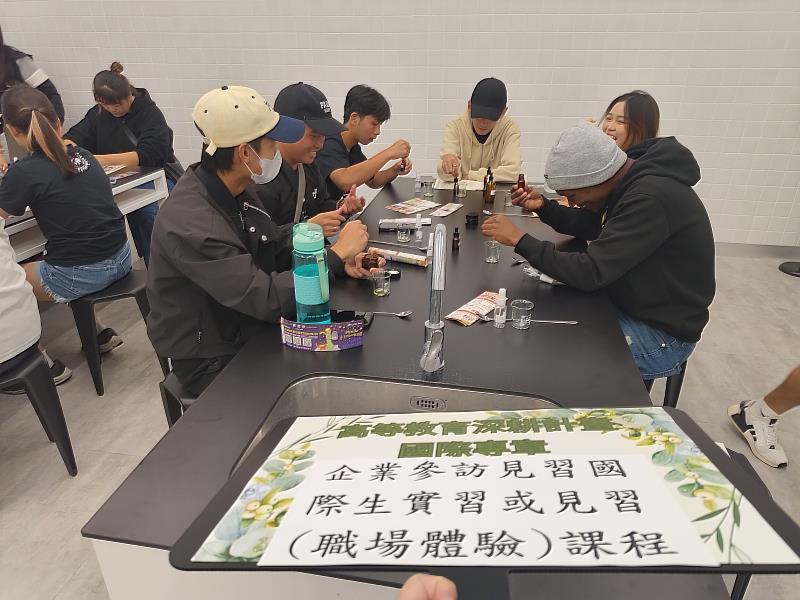 南華大學辦國際生職場見習，參訪「蓋婭莊園」，了解生技產業。