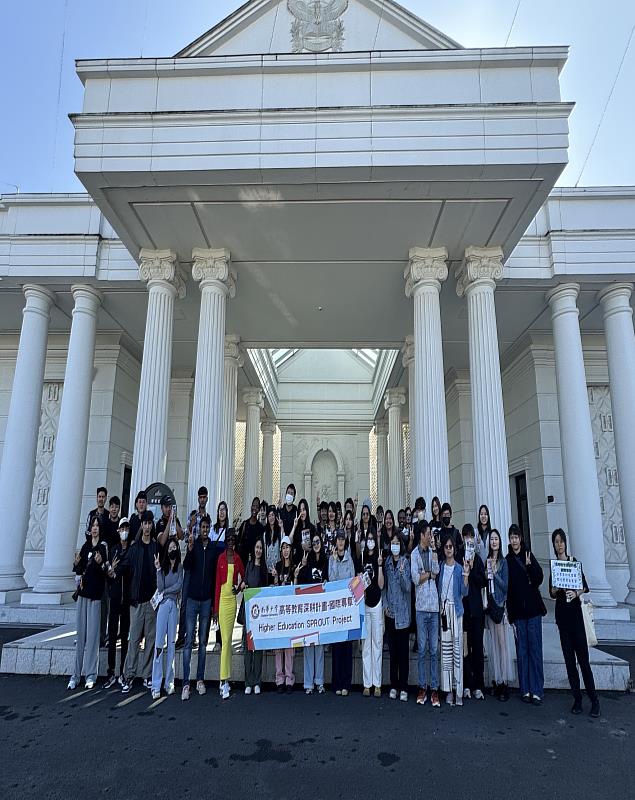 南華大學辦國際生職場見習，參訪「蓋婭莊園」，並合影留念。