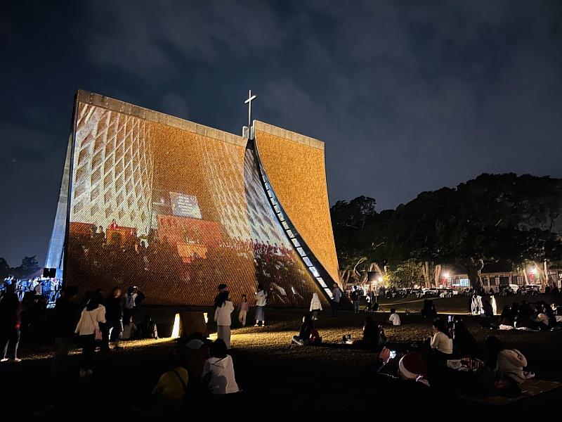 東海點亮全台唯一夜光玫瑰園與最高9米永續聖誕樹 平安夜入校人潮創近十年新...