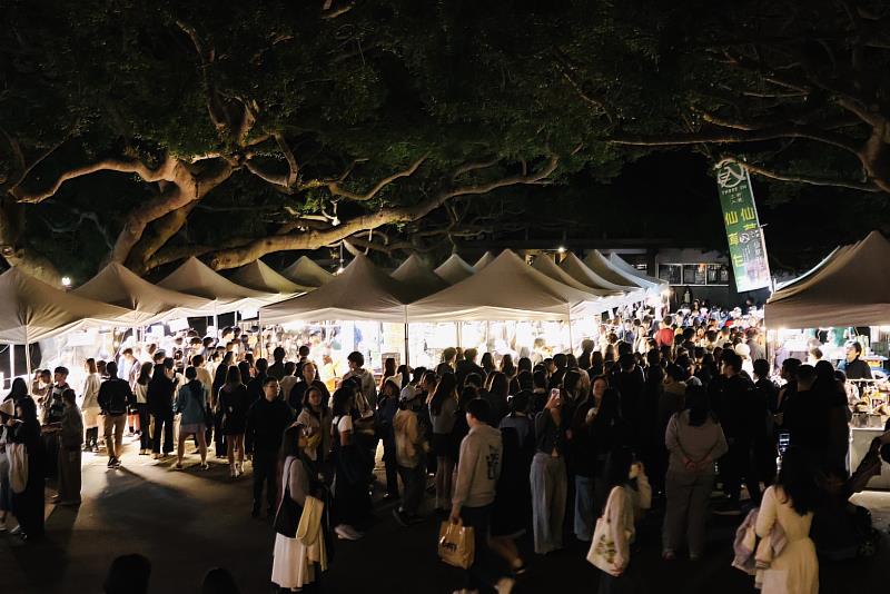 路思義教堂外牆同步展演大型光影投影、校園沿途規劃聖誕市集與文創攤位、聖誕快閃表演，吸引不少民眾駐足，宛如一場溫馨的節慶嘉年華。