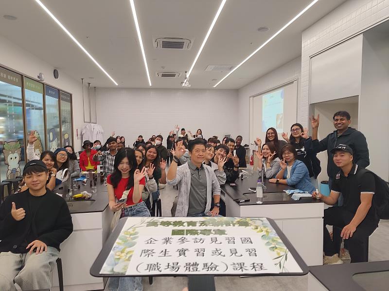 南華大學辦國際生職場見習,參訪「蓋婭莊園」,了解生技產業。