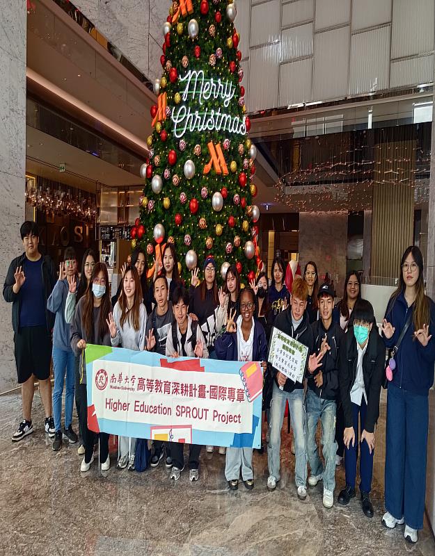 南華大學辦國際生職場見習，參訪高雄萬豪酒店，並合影留念。