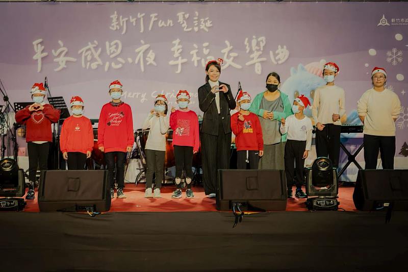 市長高虹安與昨日開場表演團隊仁愛兒童之家小朋友合影。