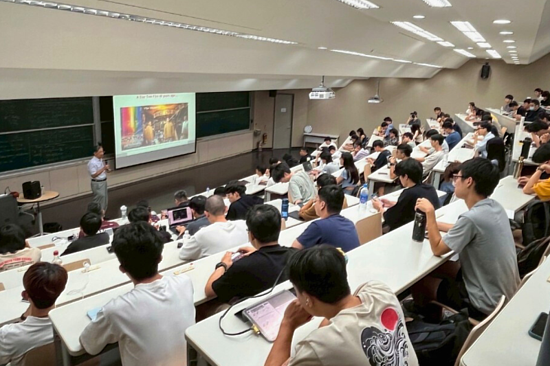 Graduate students attend a lecture at the Institute of Pioneer Semiconductor Innovation, delivered by a senior university vice president and former chief technology officer in the semiconductor industry.
