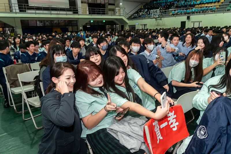 高虹安市長與學生開心合影。