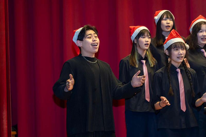 磐石混聲合唱團演出揭開序幕。