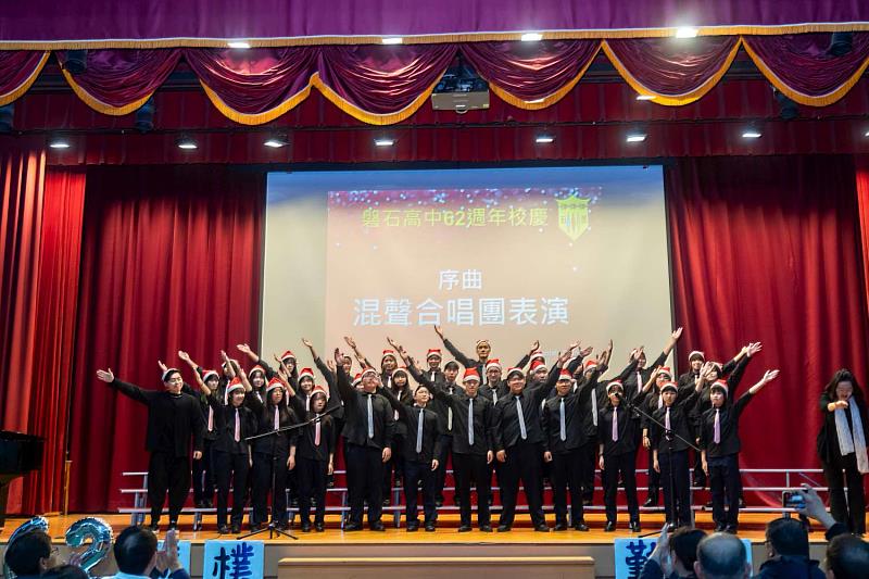 磐石混聲合唱團演出揭開序幕。