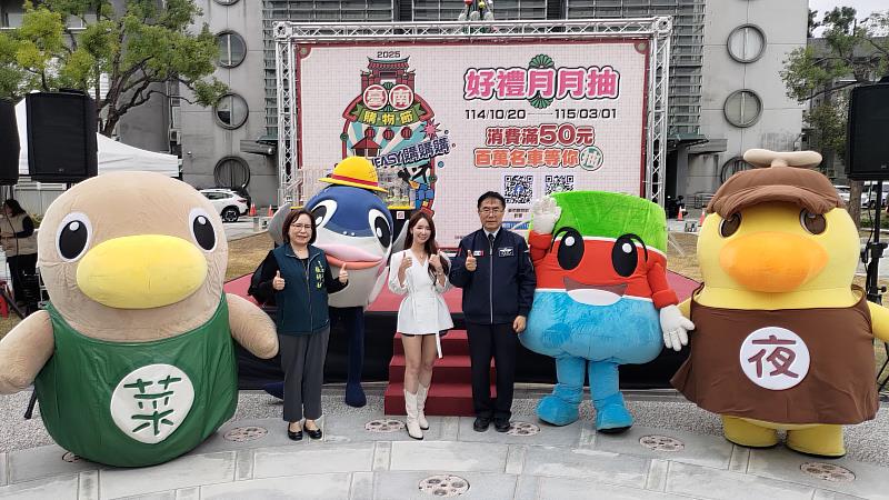 黃偉哲市長、藝人Kimi、張婷媛局長與臺南吉祥物合照