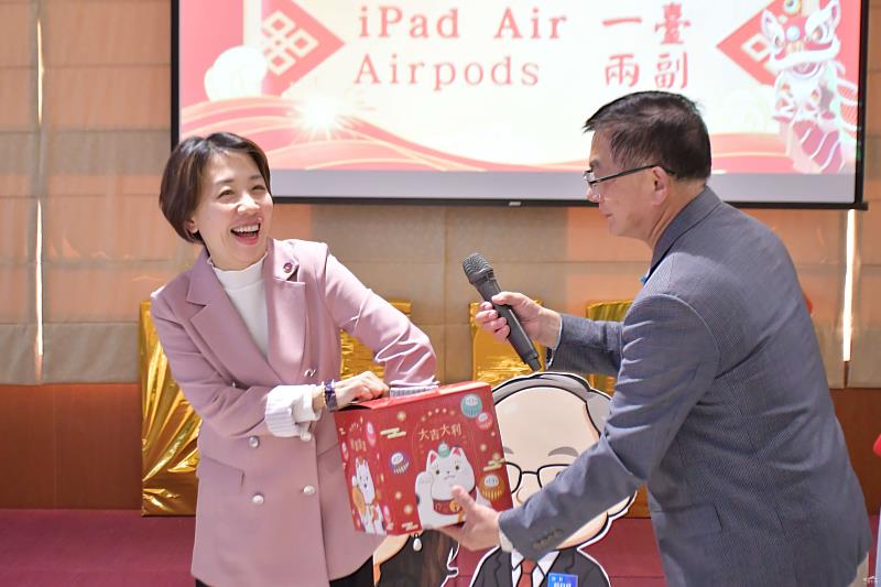李姸慧摸彩抽出2副AirPods及1臺iPad Air