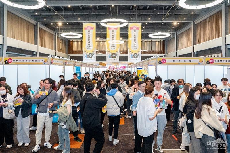 2025年實體僑生就業博覽會活動現場熱絡