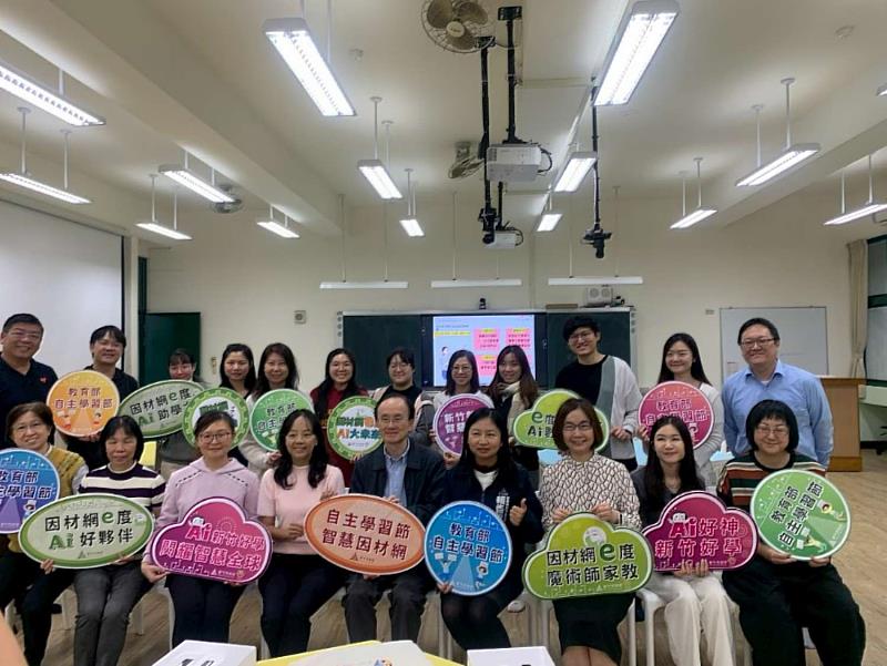 何世敏教授團隊、中教大教授吳慧珉、新科國中團隊與教育處相見歡合照。