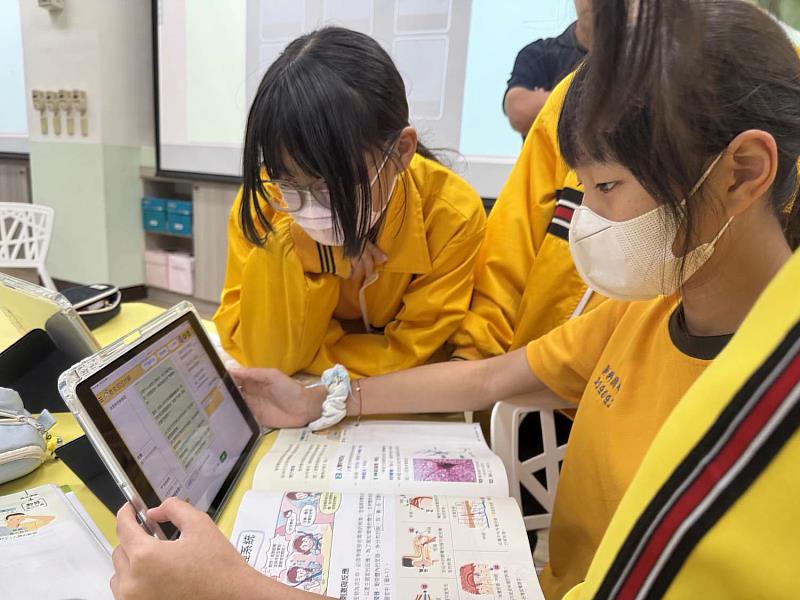 新科國中學生運用因材網e度進行智慧學習。