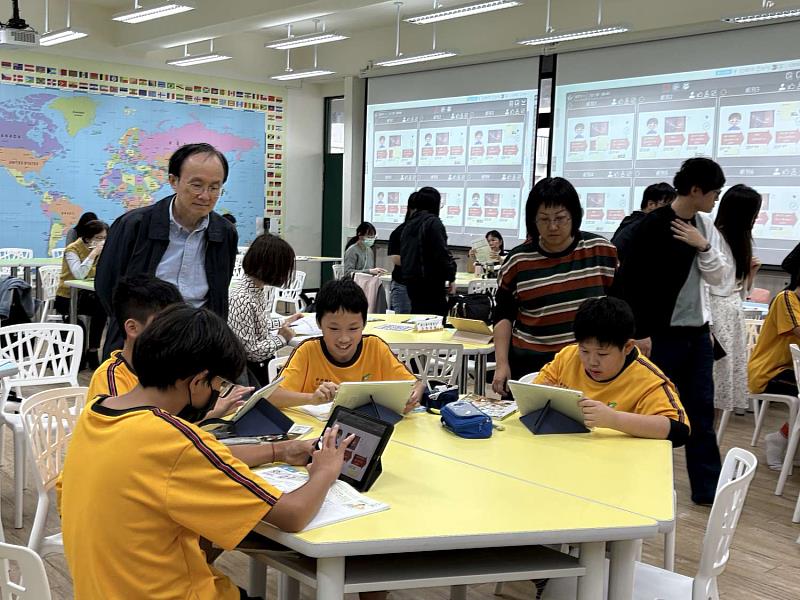 香港中文大學何世敏博士細心觀察學生組內共學情形。