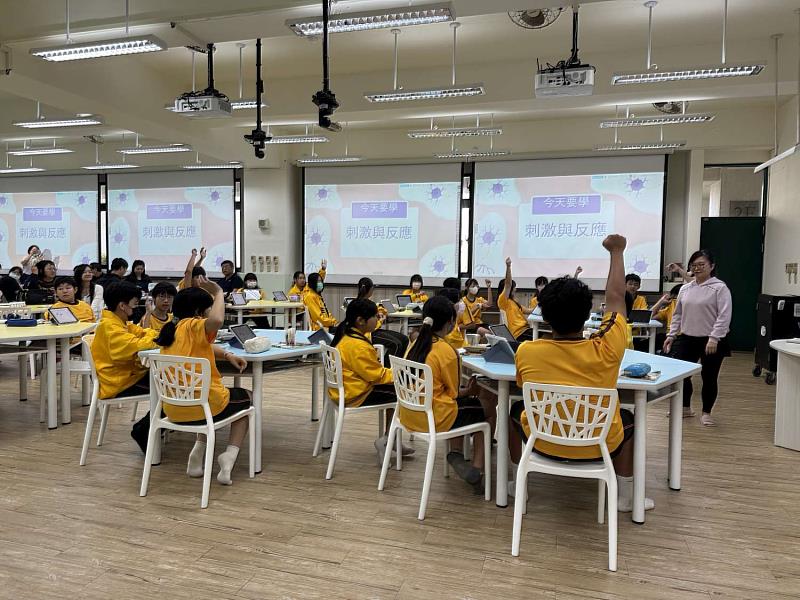 新科國中莊菁雯主任，使用數位互動工具，與學生即時互動。