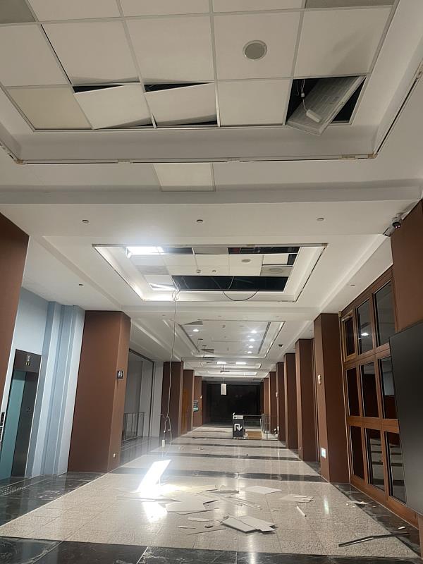 史前館康樂本館廊道輕鋼架受強震影響產生錯位掉落情況