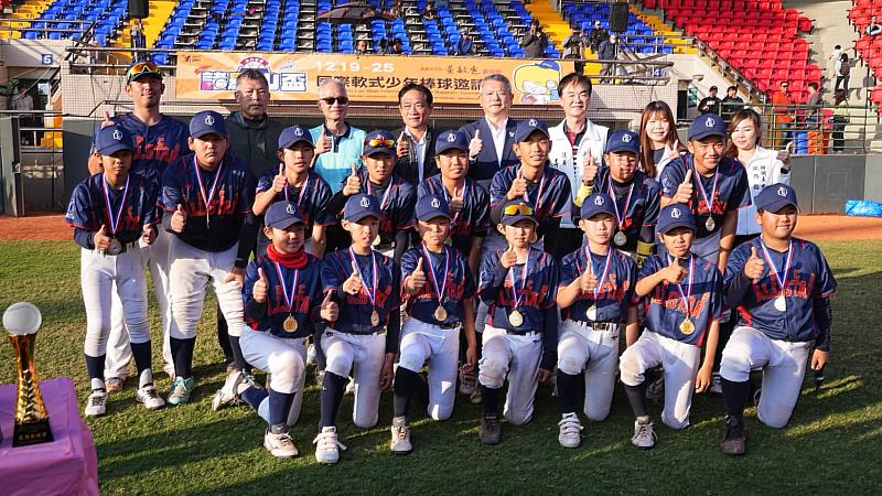 林瑞彥副市長為獲勝隊伍頒獎