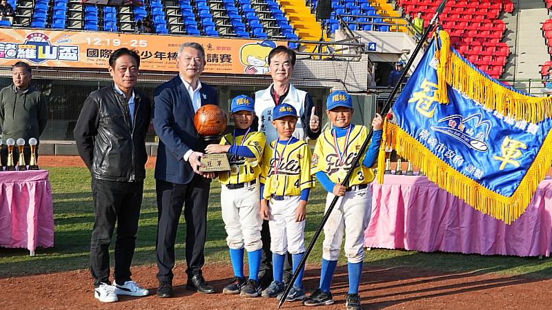 低年級組冠軍由台北市福林國小綠隊奪得