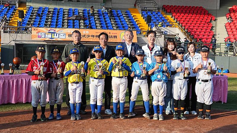 林瑞彥副市長為獲勝隊伍頒獎